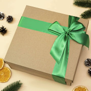 Подарочная коробка с бантом и лентой