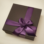 Подарочная коробка черная с бантом