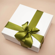 Коробка подарочная белая с бантиком