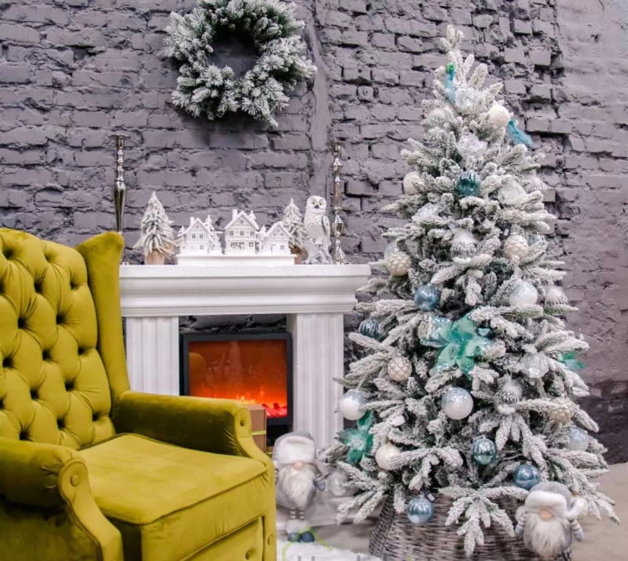 Купить Заснеженная искусственная ель Арона с лампочками