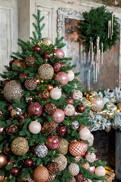 Новогоднее оформление елей