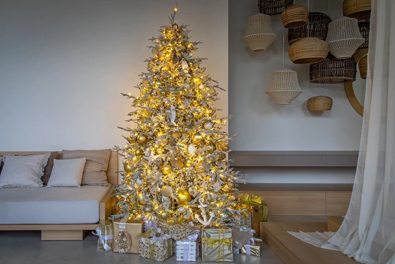 Новогоднее оформление елей